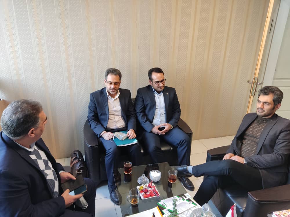 بازدید مسئولین بانک ملی از دفتر شرکت راگا